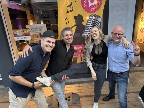 M2B-Gig-Elmshorn-Mai-2025-25-Band vor Plakat