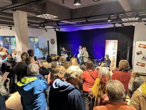 M2B-Gig-Elmshorn-Mai-2025-34-Band mit Publikum